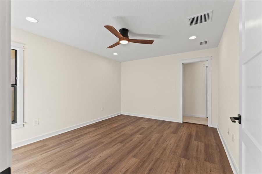 Spacious, unfurnished interior of a new home in , Tampa (Image 28).