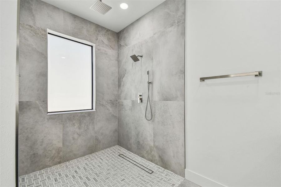 Primary En-Suite Bathroom - 6' x 6' shower