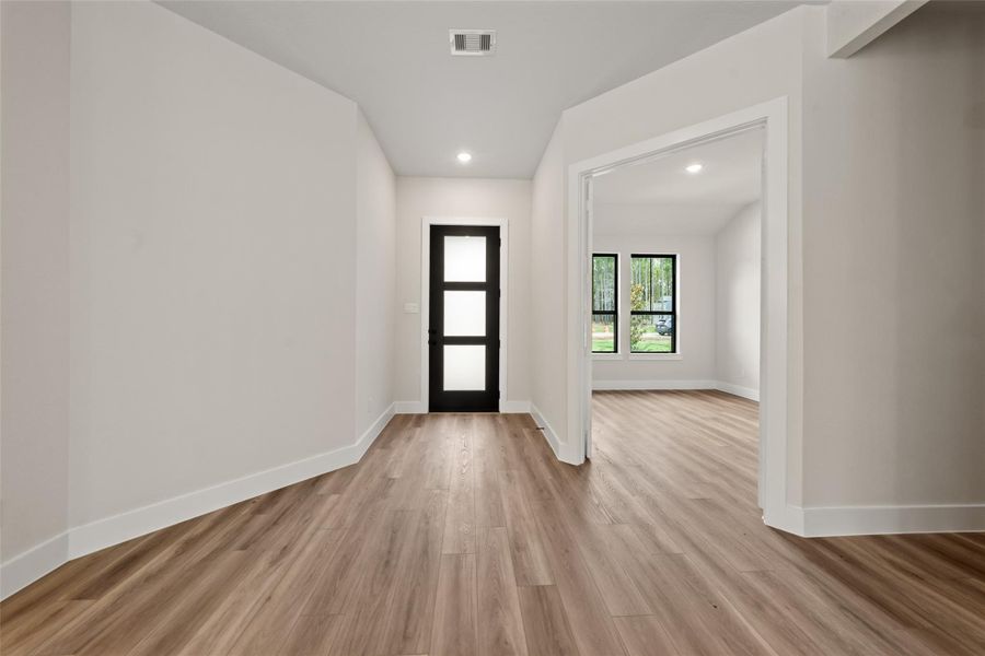 Spacious, unfurnished interior of a new home in Deer Pines, Conroe (Image 17).