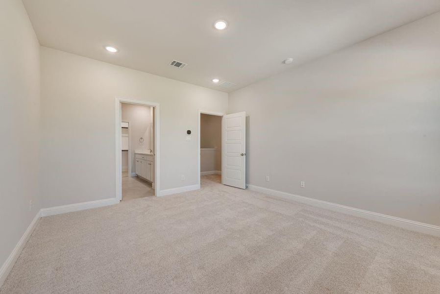 Spacious, unfurnished interior of a new home in Bayside, Rowlett (Image 31).