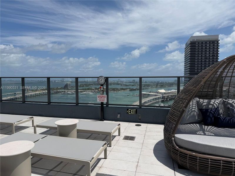 Condo located in Miami, FL showcasing its design and architecture (Image 30).