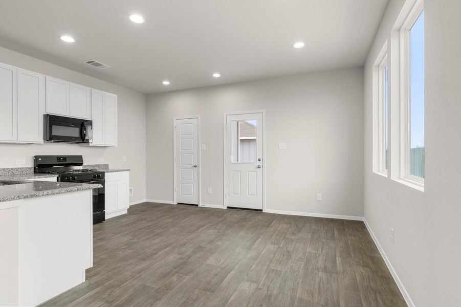 Spacious, unfurnished interior of a new home in Casetta Ranch, Kyle (Image 16).
