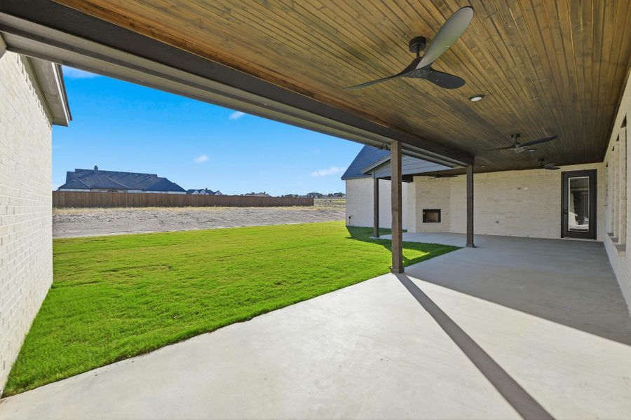 Exterior details and patio area of a home in Aledo Heights - Aledo ISD, Aledo (Image 4).