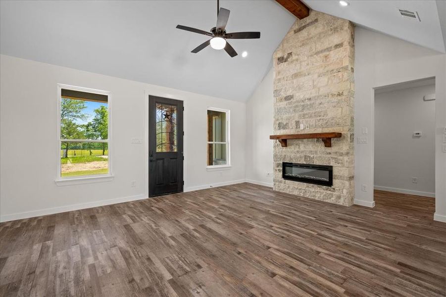 Spacious, unfurnished interior of a new home in , Leonard (Image 30).