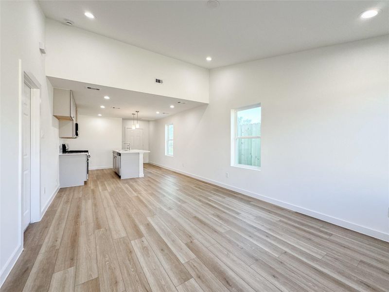 Spacious, unfurnished interior of a new home in , Conroe (Image 30).