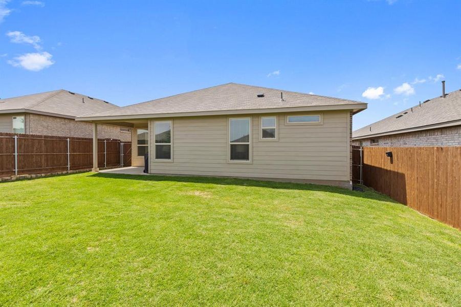 Spacious backyard Spacious backyard