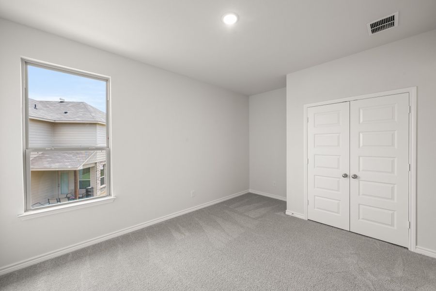 Spacious, unfurnished interior of a new home in Eagle Cove, Denton (Image 25).