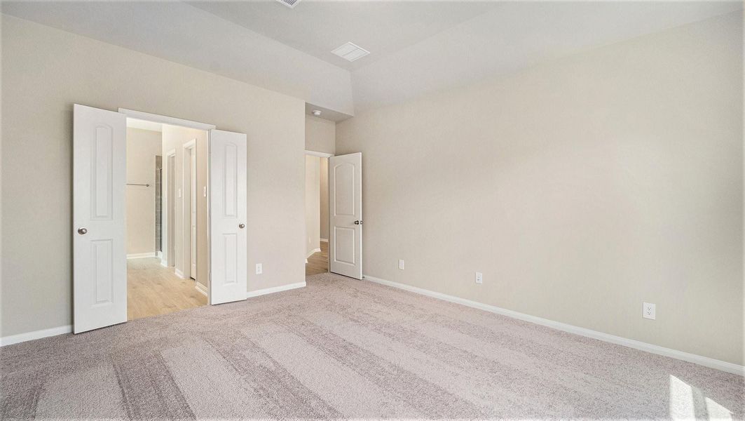 Spacious, unfurnished interior of a new home in Meadow Glen, Conroe (Image 26).