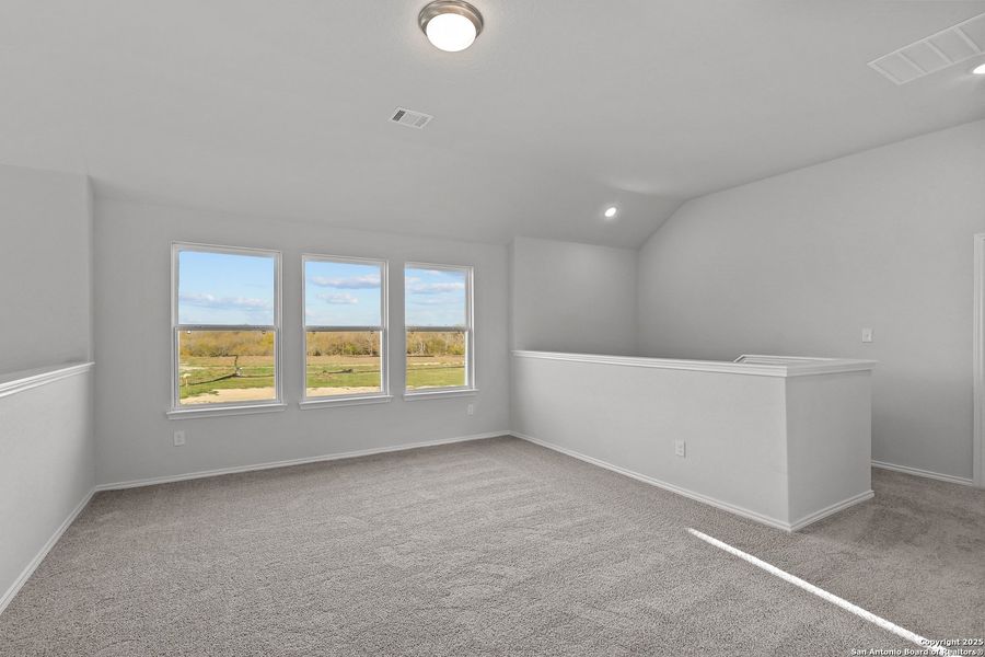 Spacious, unfurnished interior of a new home in Sunflower Ridge, New Braunfels (Image 17).