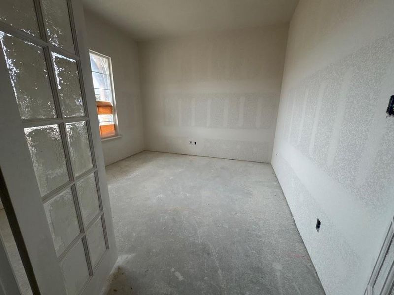 Empty room with concrete flooring