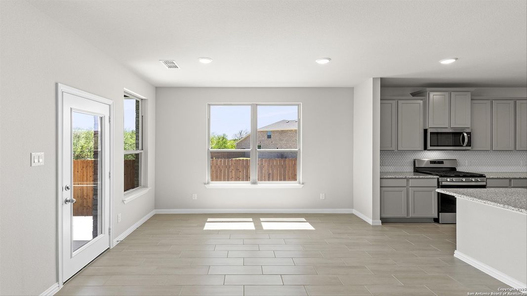 Spacious, unfurnished interior of a new home in Vista Ridge, Live Oak (Image 18).