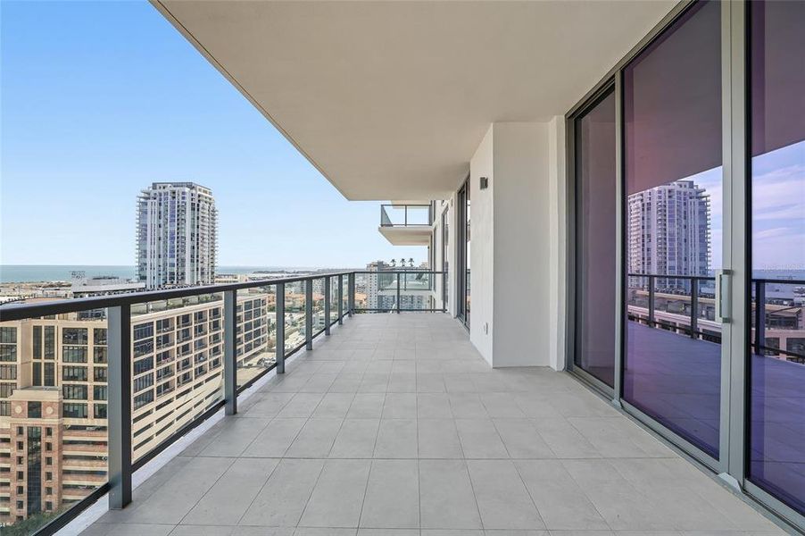 Exterior details and patio area of a home in , St. Petersburg (Image 29).