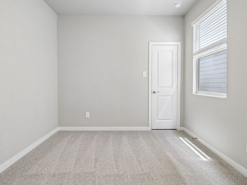 Spacious, unfurnished interior of a new home in Oak Ridge Park, Corinth (Image 11).