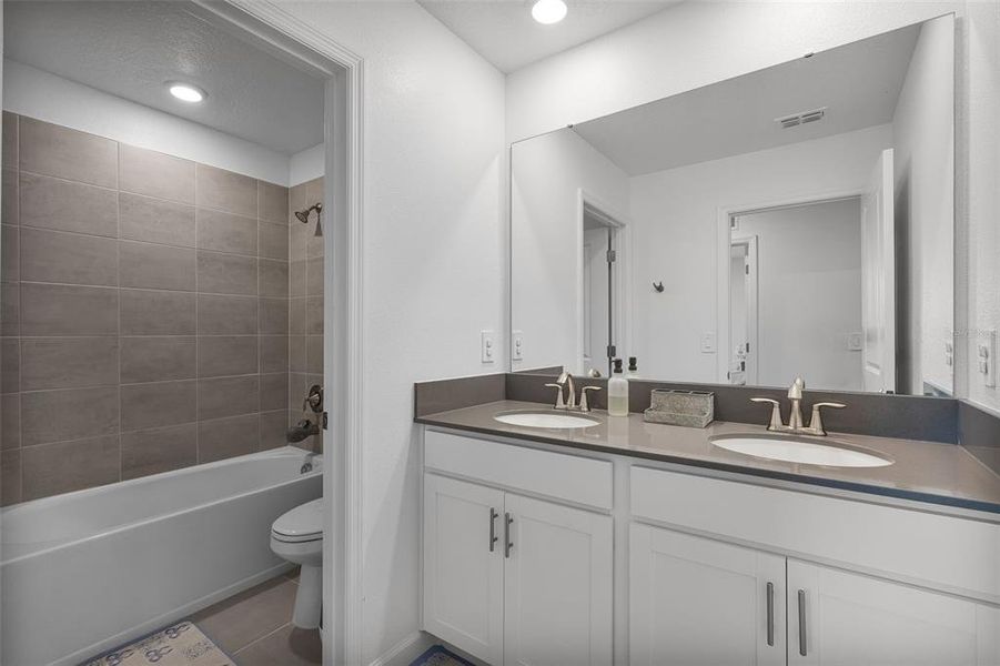 Furnished interior view inside a new home in , Orlando (Image 14).