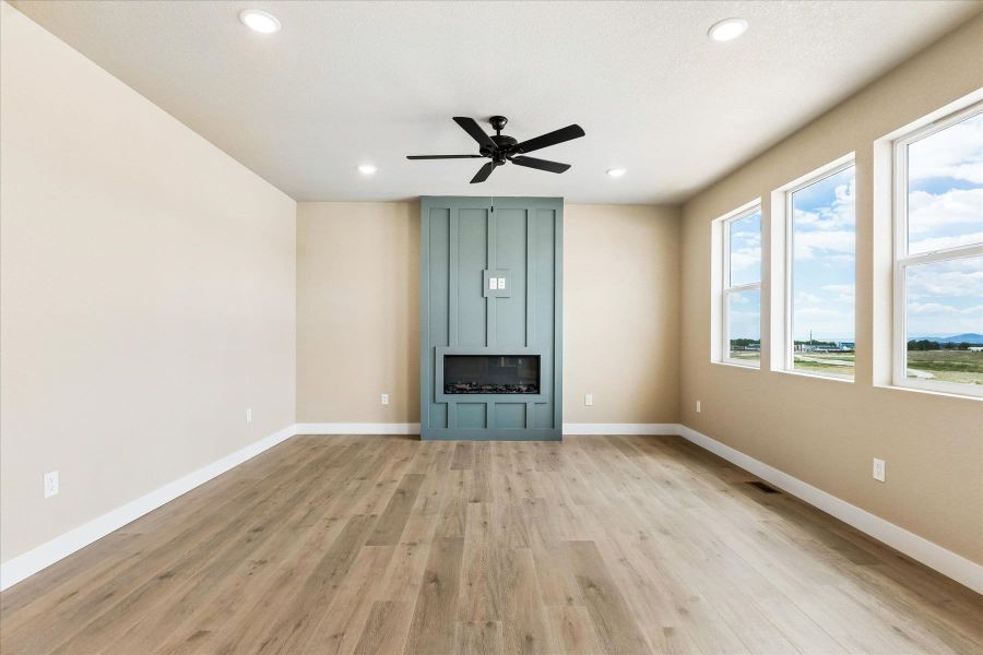 Spacious, unfurnished interior of a new home in Aspen Meadows, Colorado Springs (Image 28).