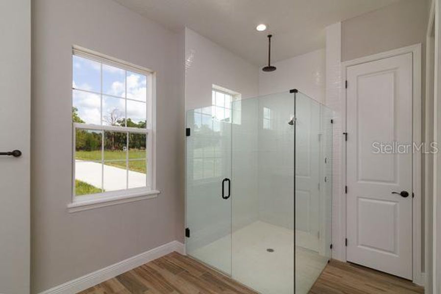 Spacious, unfurnished interior of a new home in , Leesburg (Image 17).