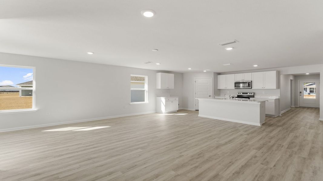 Spacious, unfurnished interior of a new home in Sunny Hills, Chipley (Image 16).