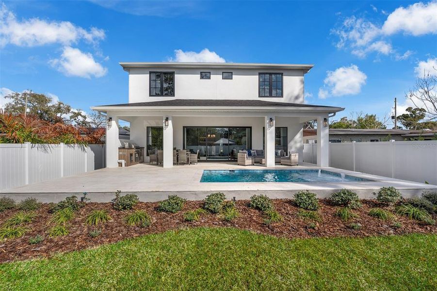 Exterior details and patio area of a home in College Park, Orlando (Image 28).