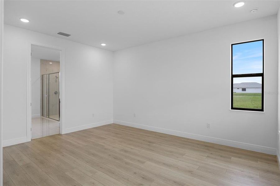 Spacious, unfurnished interior of a new home in Cresswind Lakewood Ranch, Lakewood Ranch (Image 19).