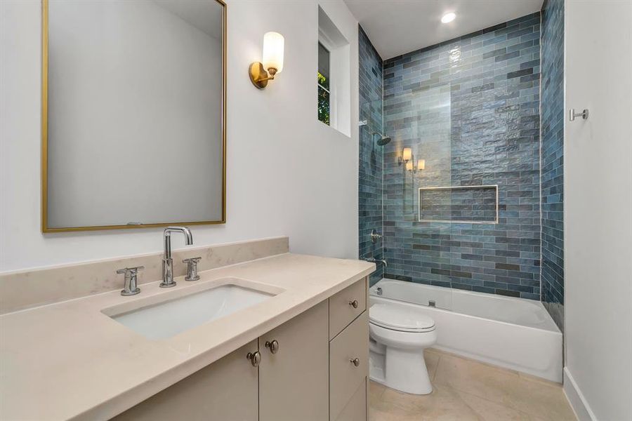 Furnished interior view inside a new home in , Dallas (Image 13).