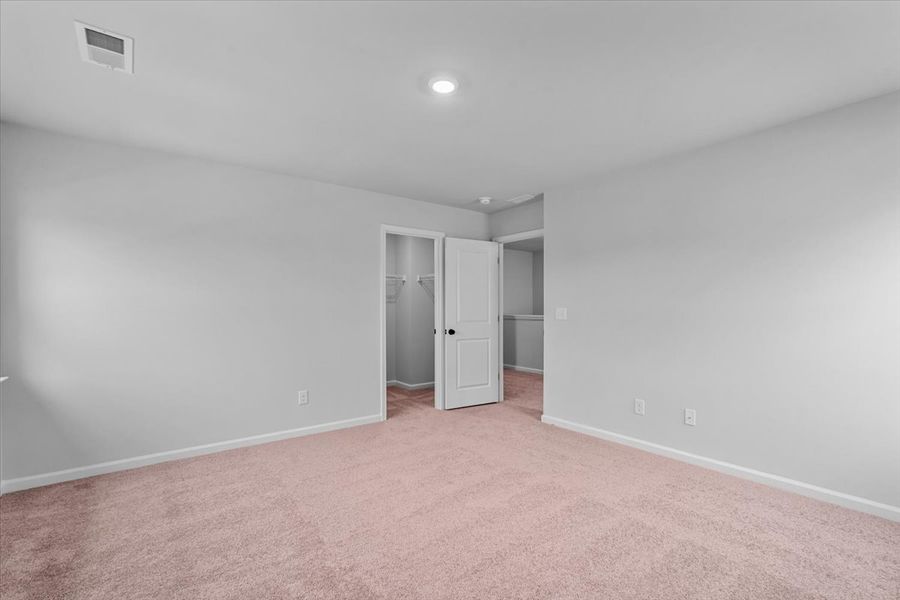 Spacious, unfurnished interior of a new home in Fieldstone, Lexington (Image 32).