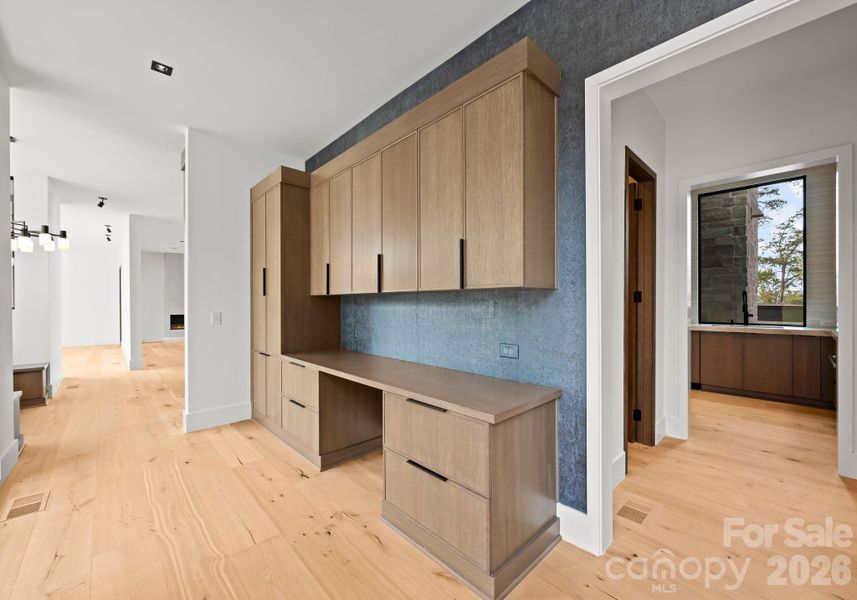 Built-in desk located off the kitchen. Built-in desk located off the kitchen.