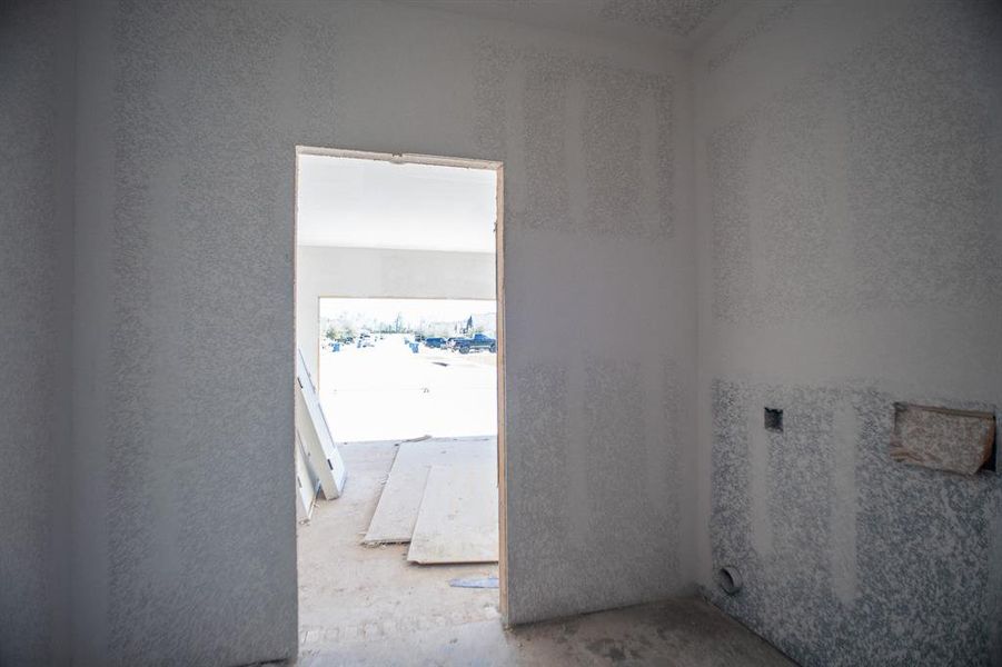 Spacious, unfurnished interior of a new home in , Navasota (Image 4).