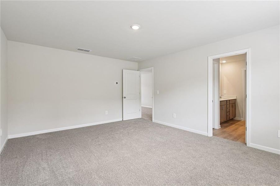 Spacious, unfurnished interior of a new home in Ivey Township, Dallas (Image 24).