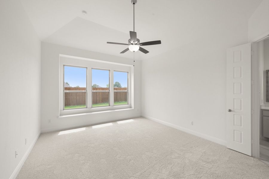 Spacious, unfurnished interior of a new home in Oak Ridge Park, Corinth (Image 20).