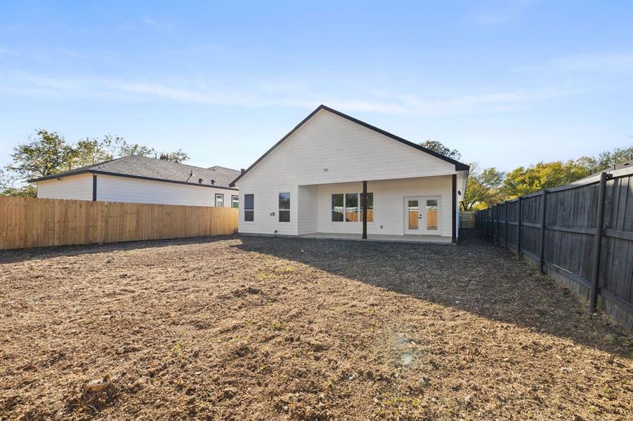Exterior details and patio area of a home in , Dallas (Image 4).
