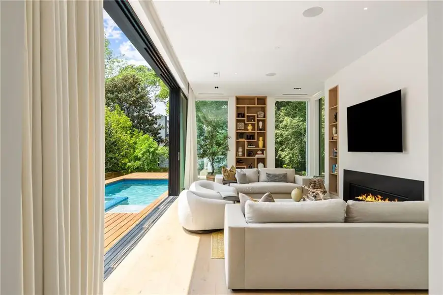 Exterior details and patio area of a home in , Brookhaven (Image 3).