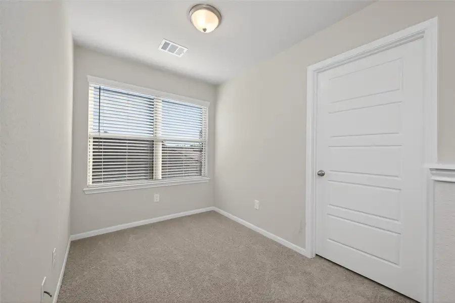 Spacious, unfurnished interior of a new home in Woodland Lakes, Houston (Image 17).