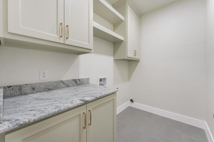 Furnished interior view inside a new home in , Fort Worth (Image 7).