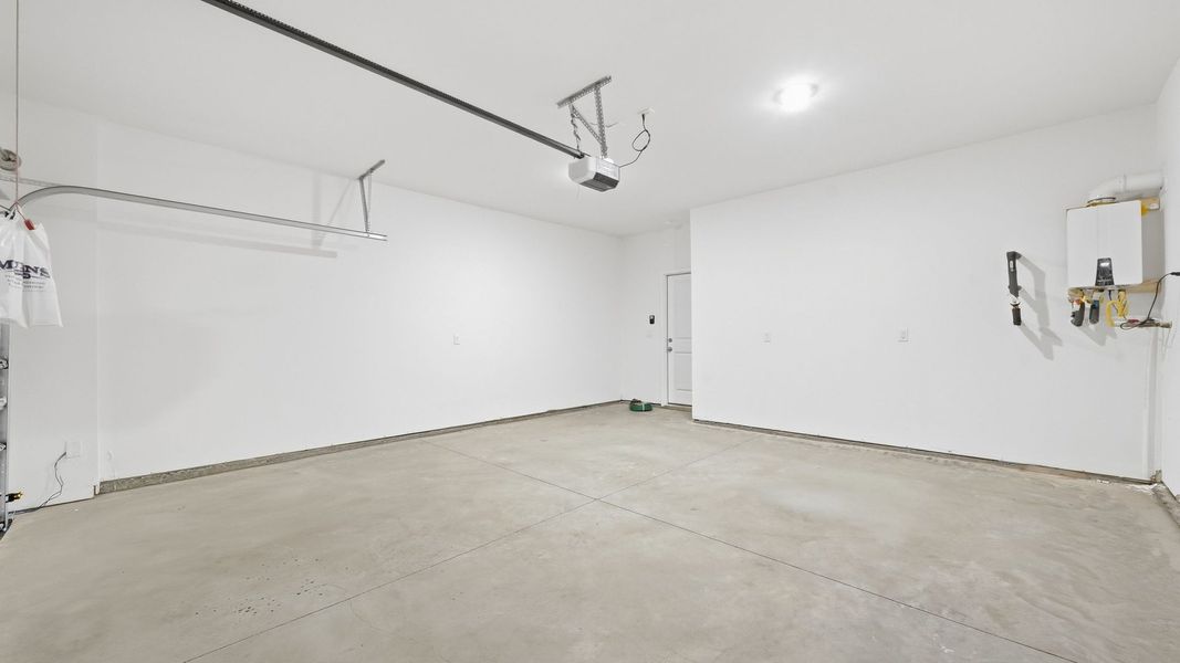 Spacious, unfurnished interior of a new home in Fieldcrest Acres, Blountville (Image 31).