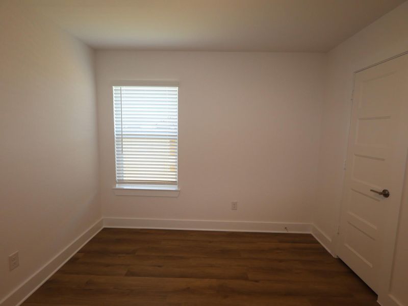 Spacious, unfurnished interior of a new home in Hallimore Ranch, Rosenberg (Image 27).