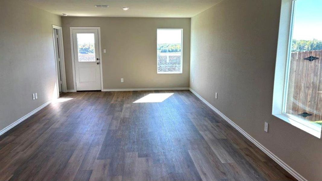 Spacious, unfurnished interior of a new home in Hickory Grove, Krum (Image 15).