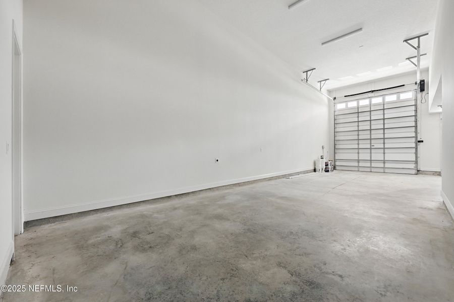 Spacious, unfurnished interior of a new home in Goose Creek Estates, Green Cove Springs (Image 28).