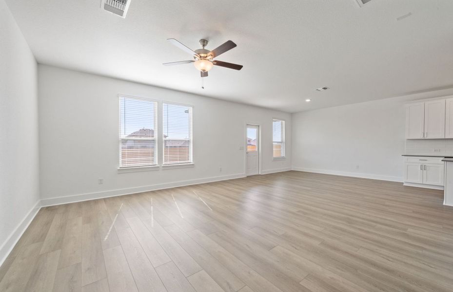 Spacious, unfurnished interior of a new home in Crosswinds, Kyle (Image 44).