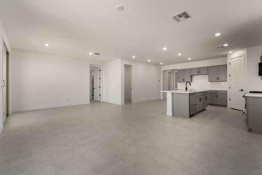 Spacious, unfurnished interior of a new home in Bella Vista Farms, San Tan Valley (Image 7).