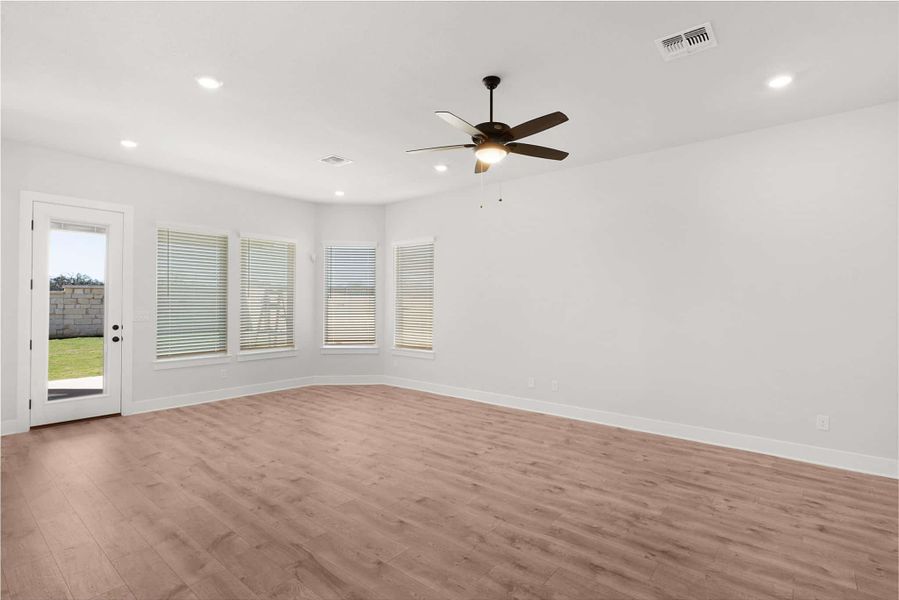 Spacious, unfurnished interior of a new home in Nolina, Georgetown (Image 9).