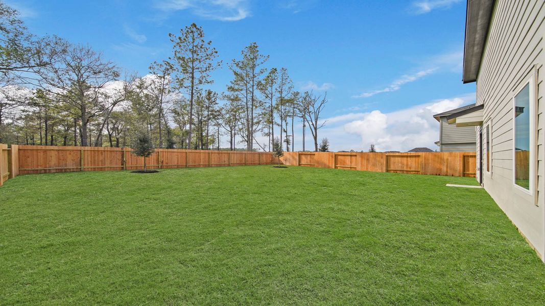 Exterior details and patio area of a home in Silverthorne, Conroe (Image 15).