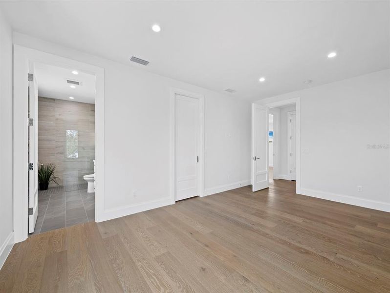 Spacious, unfurnished interior of a new home in , Sarasota (Image 20).