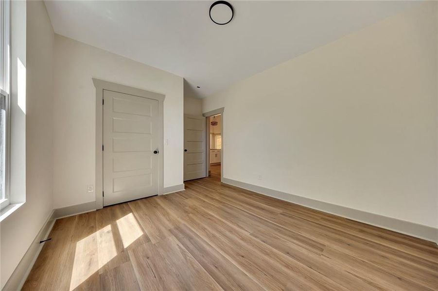 Spacious, unfurnished interior of a new home in , Silver Creek (Image 13).