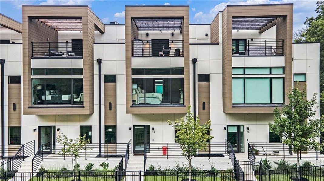 Condo located in Atlanta, GA showcasing its design and architecture (Image 37).