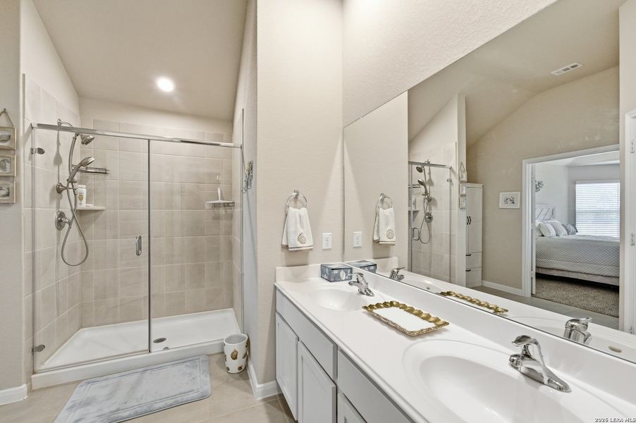 Furnished interior view inside a new home in , Atascosa (Image 8).