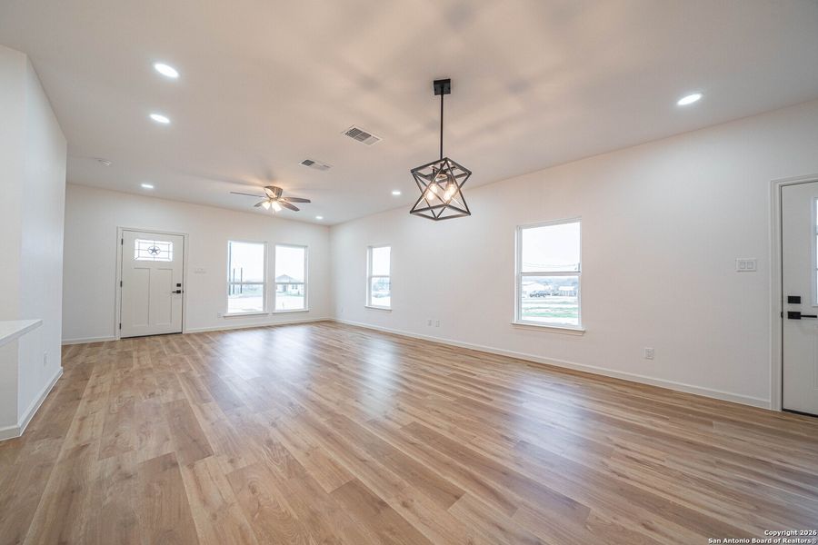 Spacious, unfurnished interior of a new home in , La Vernia (Image 15).