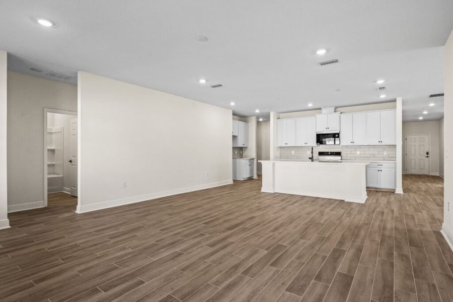 Spacious, unfurnished interior of a new home in Natureview, Freeport (Image 16).