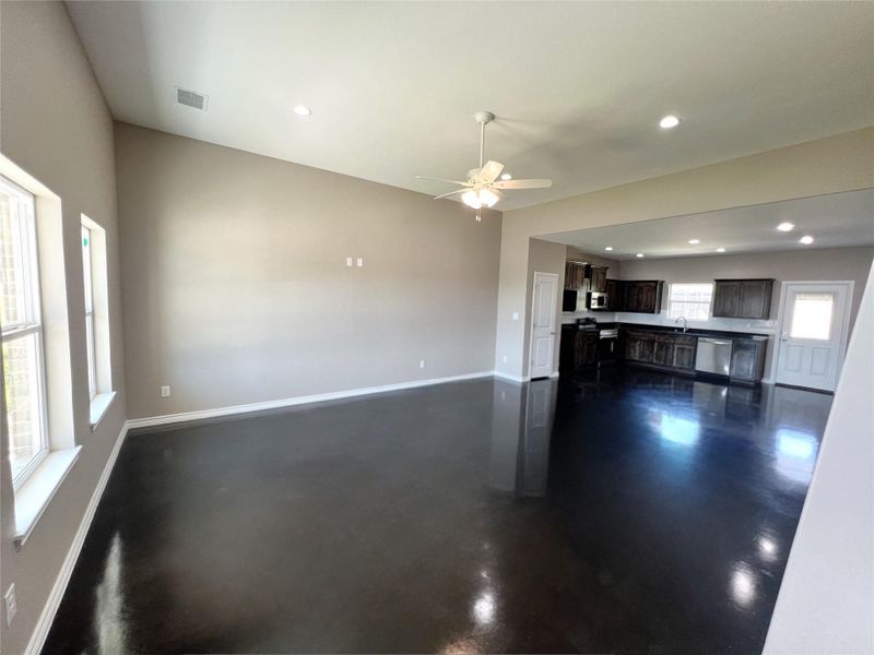 Spacious, unfurnished interior of a new home in , Lampasas (Image 15).