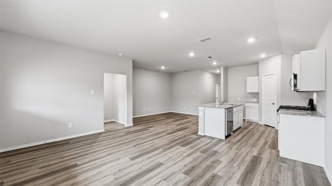 Spacious, unfurnished interior of a new home in Legado, Cleburne (Image 24).