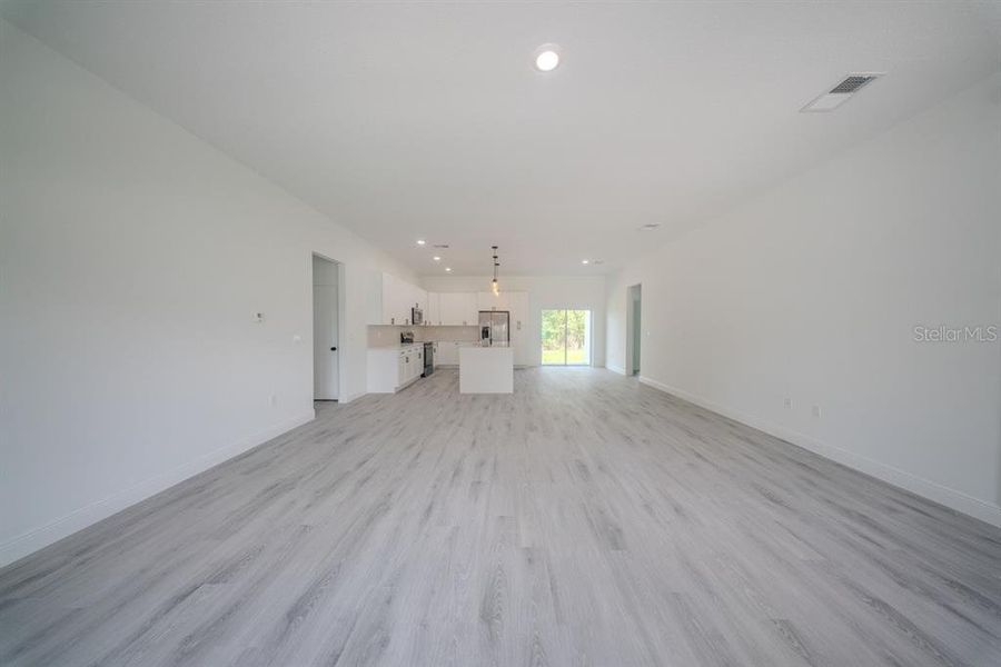 Spacious, unfurnished interior of a new home in , Ocala (Image 12).